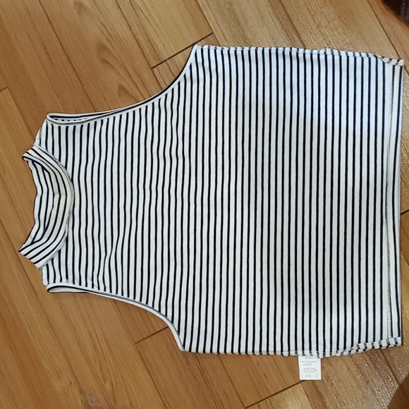 Mock neck sleeveless stripe crop top - Picture 8 of 8